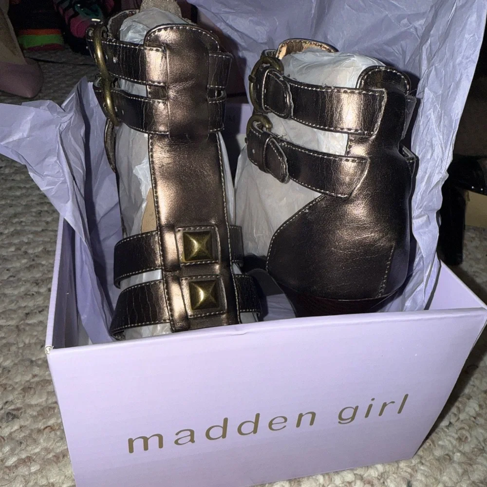 Madden Girl Lusterus Platform Gladiator Shoe for Women, Bronze Size 6.5 new